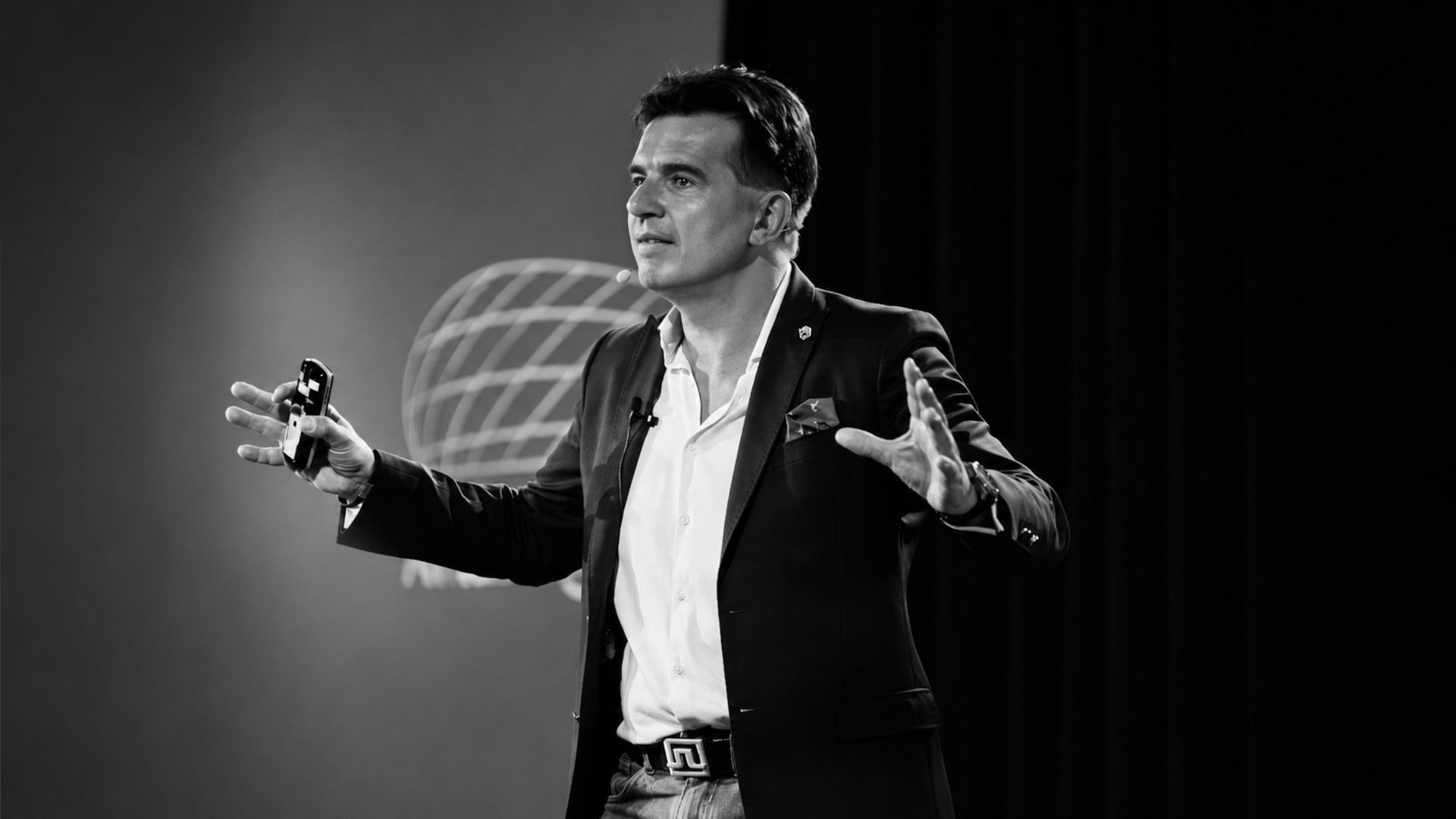 Thomas R. Köhler als Keynote Speaker auf der Bühne